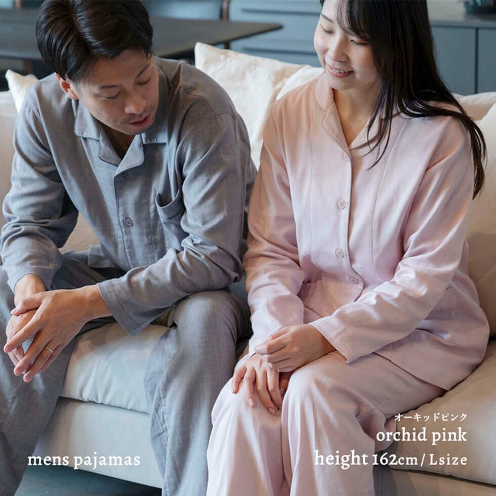 女性モデル身長：162cm Lサイズ オーキッドピンク着用 メンズパジャマ