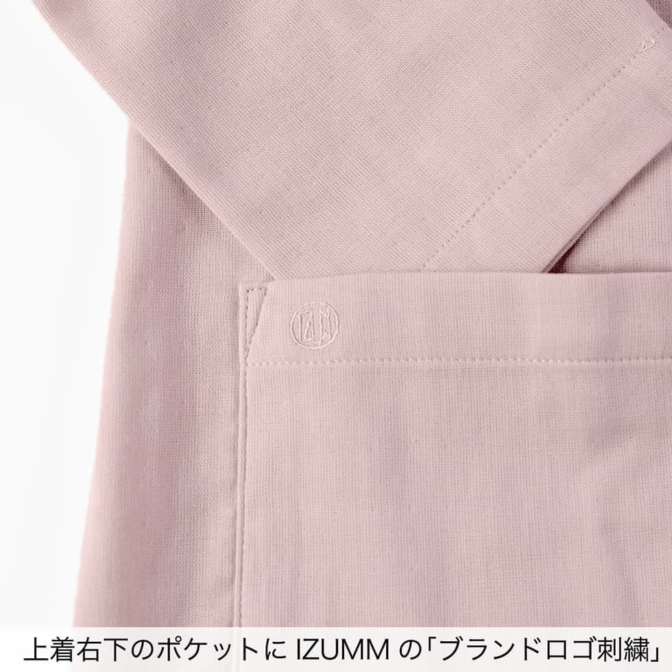 上着右下のポケットにIZUMMの「ブランドロゴ刺繍」