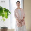 着用方法：肩掛け／女性モデル身長：164cm ソフトシェルピンク着用