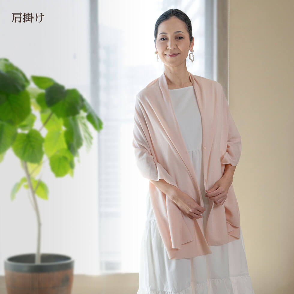 着用方法：肩掛け／女性モデル身長：164cm ソフトシェルピンク着用