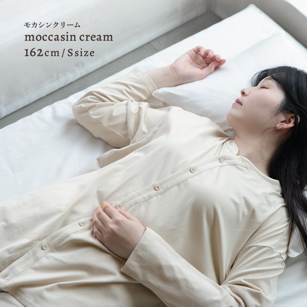 女性モデル身長：162cm Sサイズ モカシンクリ－ム着用
