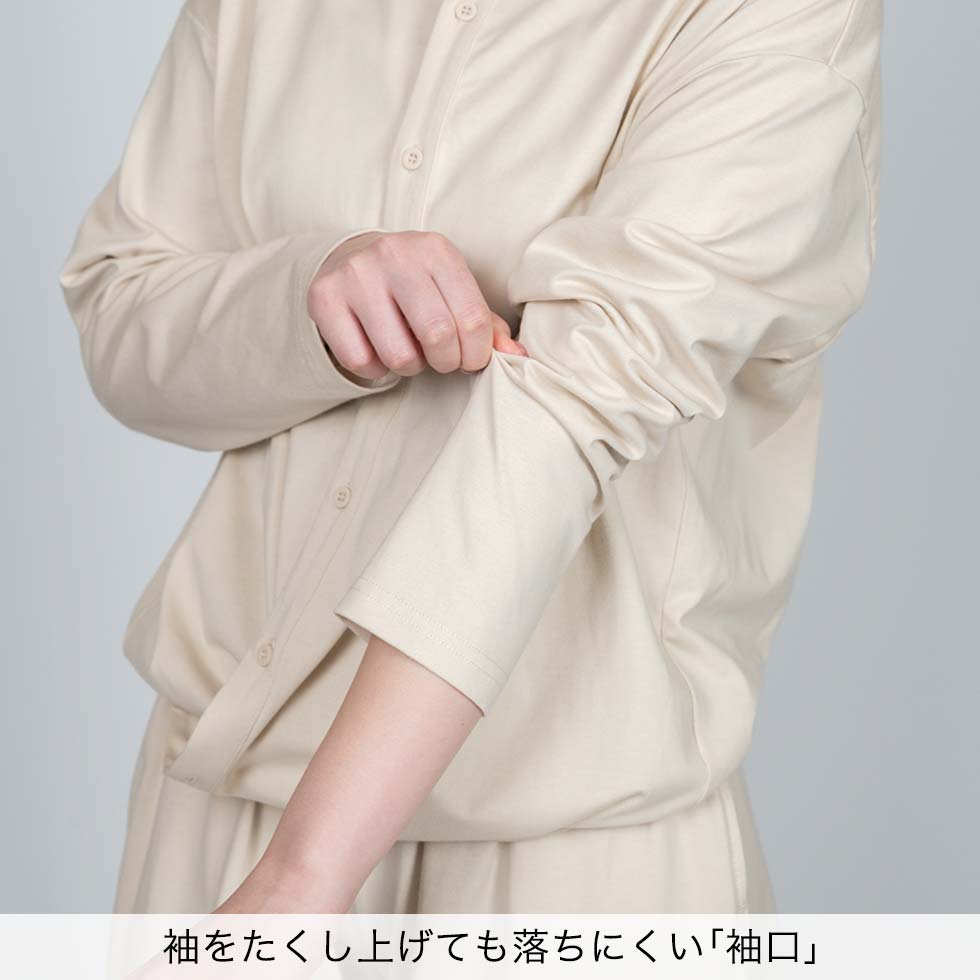 袖をたくし上げても落ちにくい「袖口」