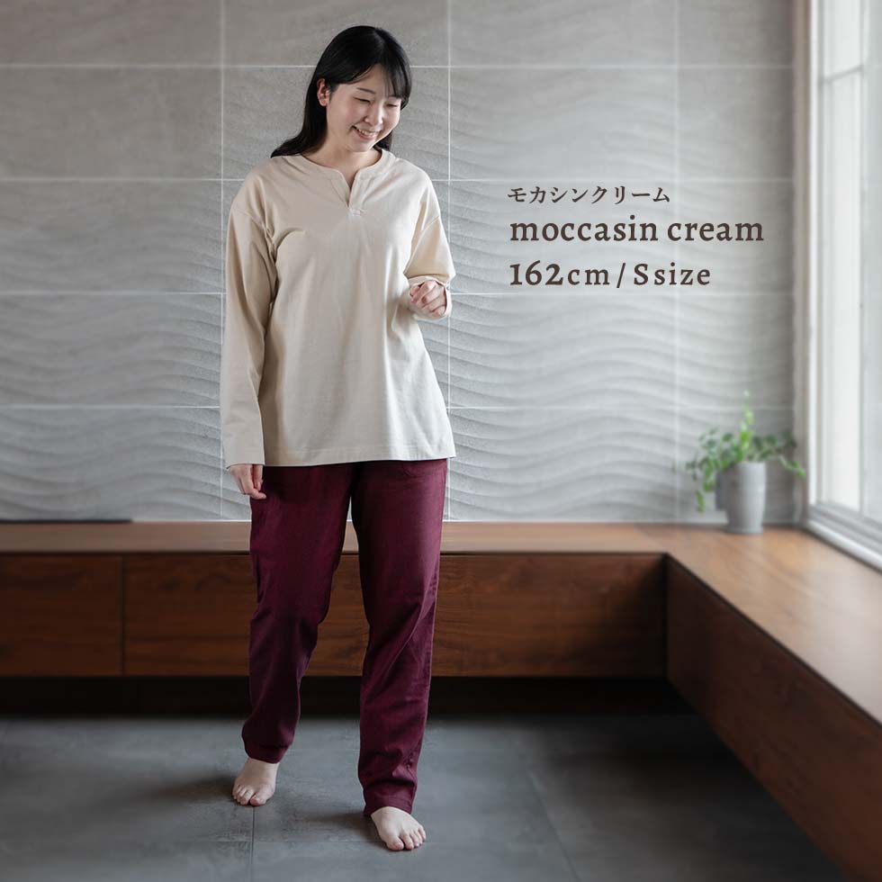 女性モデル身長：162cm Sサイズ モカシンクリ－ム着用