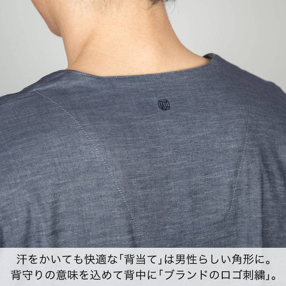 汗をかいても快適な「背当て」は男性らしい角形に。背守りの意味を込めて背中に「ブランドのロゴ刺繍」。