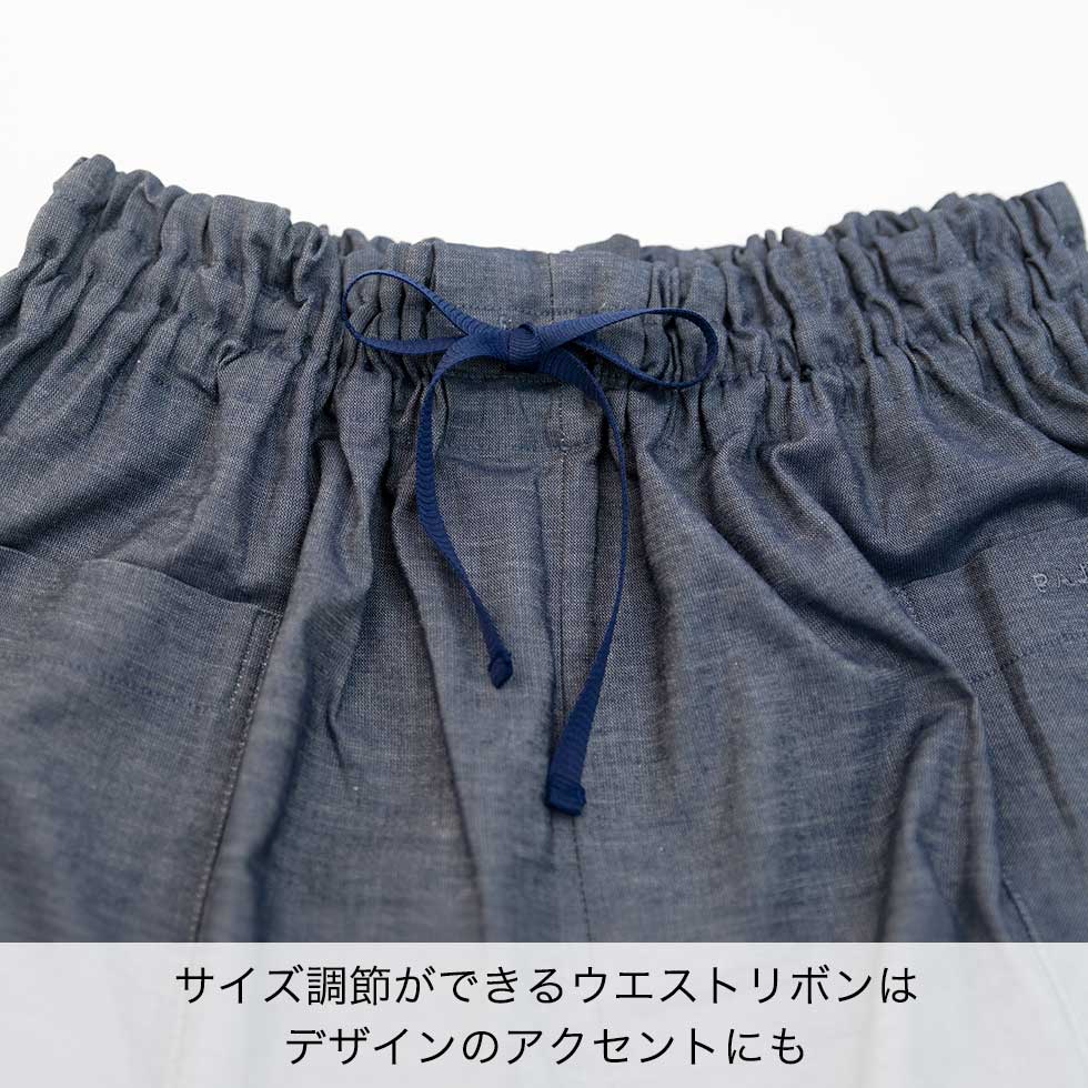 サイズ調節ができるウエストリボンはデザインのアクセントにも