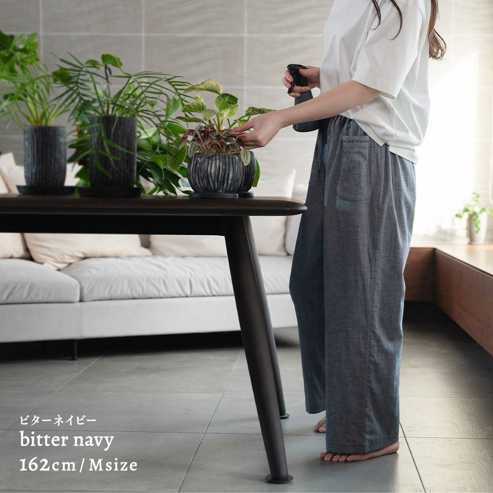 女性モデル身長：162cm Mサイズ ビターネイビー着用