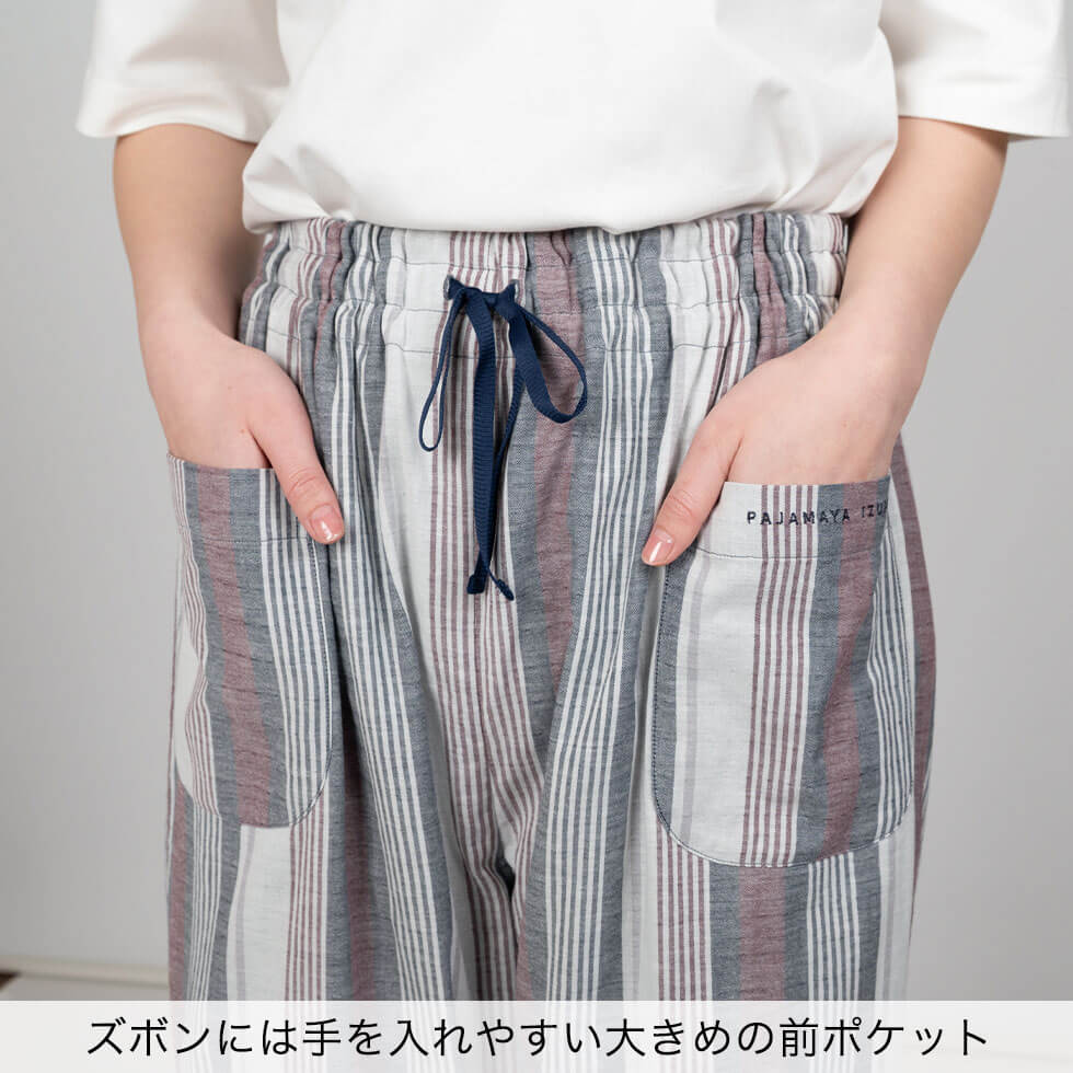 ズボンには手を入れやすい大きめの前ポケット